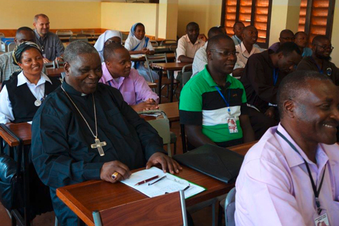 27-Tansania-Bishop-Mkude-of-Morogoro-in-discussion-group.jpg